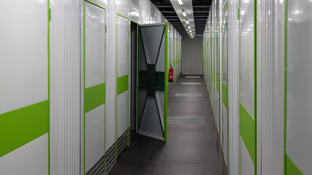 Corridoio del self-storage Manosque Box con porta aperta