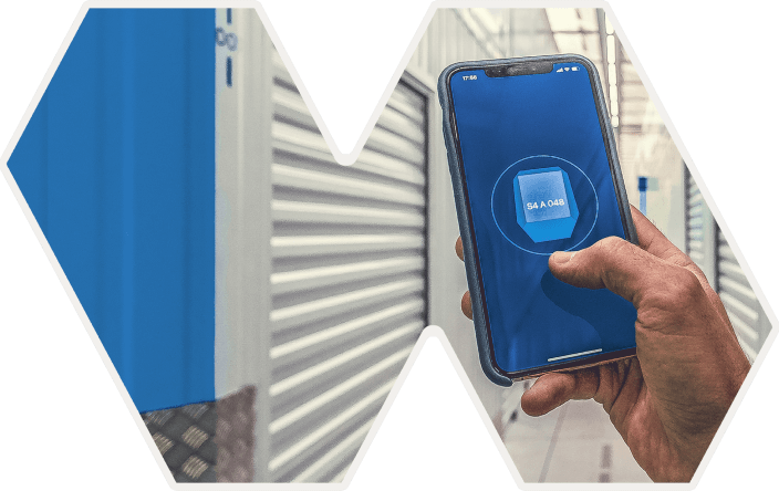 Ein Smartphone mit Sensoberg App in einem Self-Storage Korridor